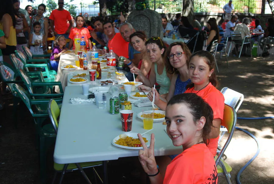 Fotos: Los vecinos de El Cerro despiden sus fiestas con una paella popular