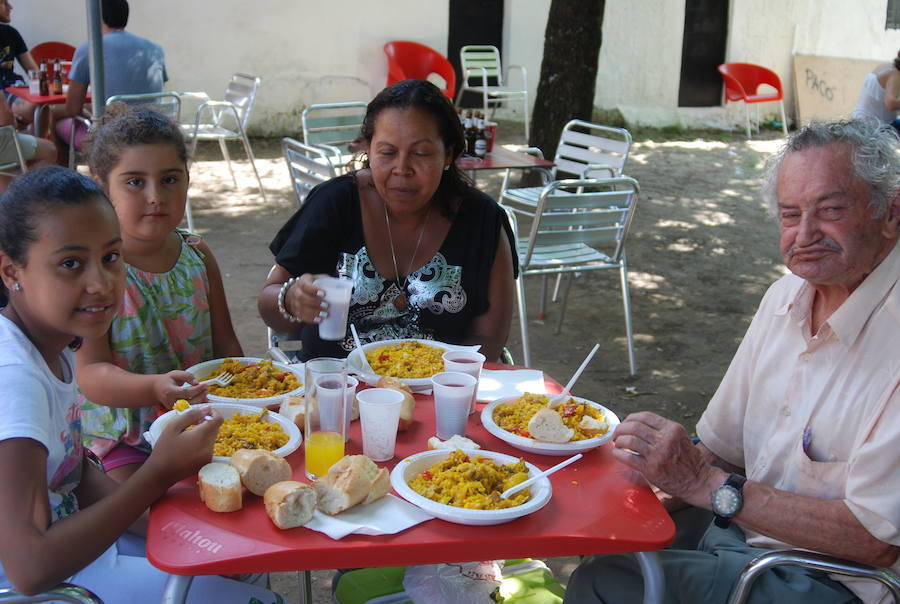 Fotos: Los vecinos de El Cerro despiden sus fiestas con una paella popular