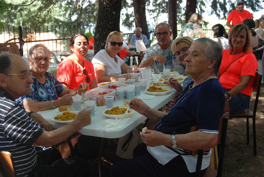 Fotos: Los vecinos de El Cerro despiden sus fiestas con una paella popular