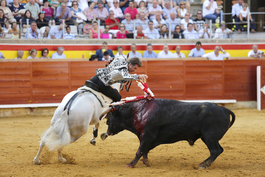 Fotos: Los Rejoneadores salen por la Puerta Grande