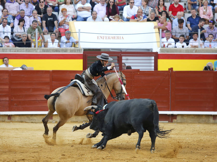 Fotos: Los Rejoneadores salen por la Puerta Grande