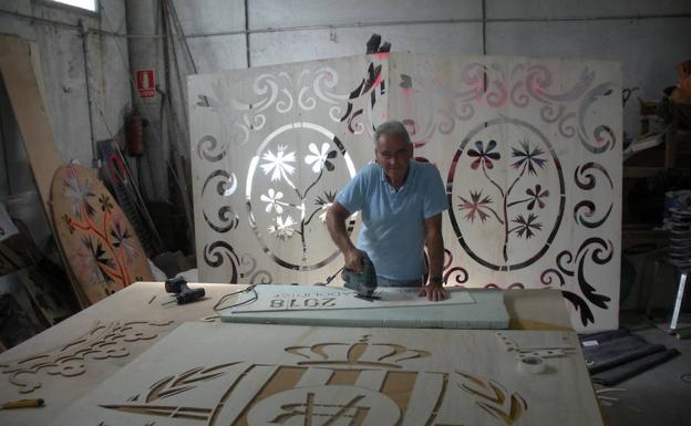 González Gerbolés, con el molde de la alfombra.