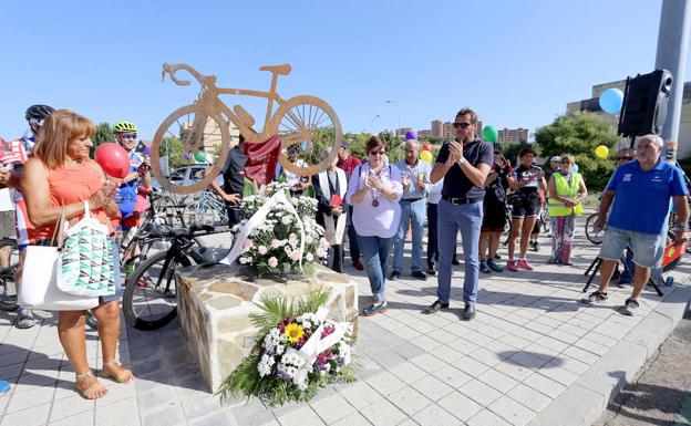 El alcalde de Valladolid, Óscar Puente, participa en el homenaje en memoria de las víctimas de accidentes de tráfico en bicicleta.