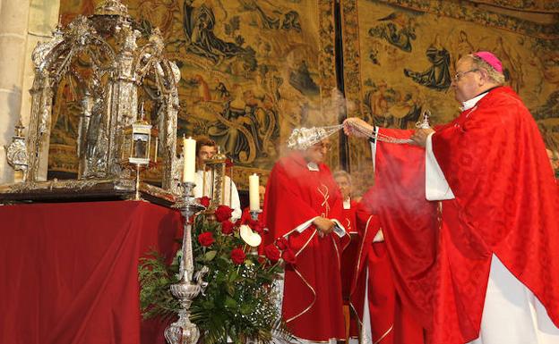 El obispo de Palencia, Manuel Herrero, durante la misa de San Antolín.