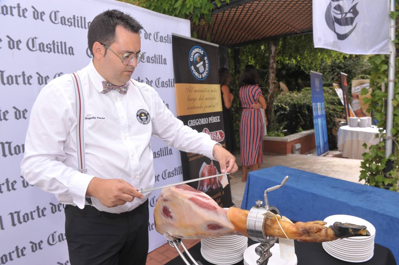 Gregorio Pérez corta un jamón, durante el aperitivo que ofreció El Norte de Castilla.