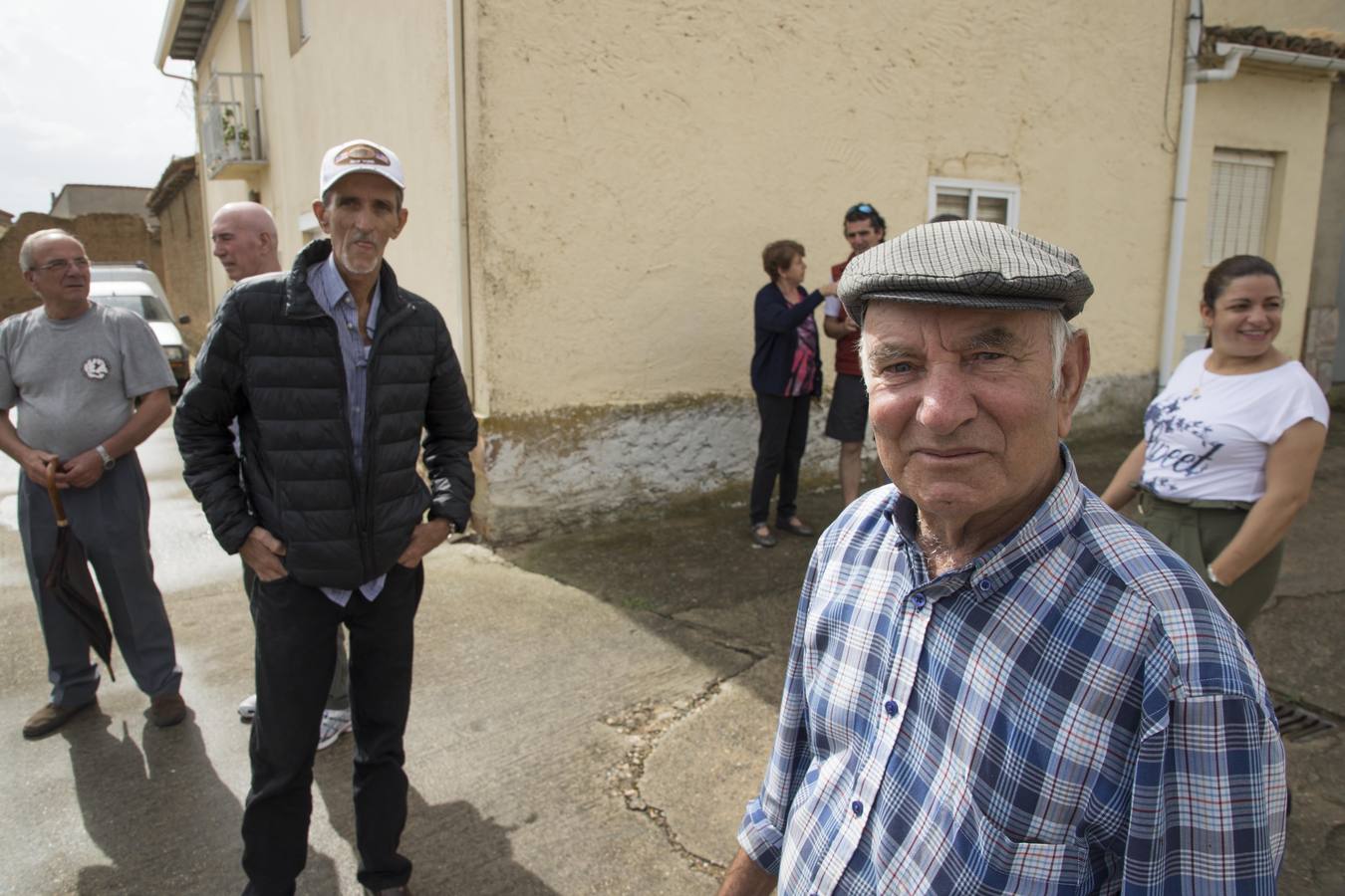 Un vecino de la localidad zamorana de Bretocino, Antonio Llamas, ha conocido a su hermano cubano de 62 años que se llama también Antonio Llamas, hijos de Manuel Llamas que emigró en 1952 a Cuba desde este pueblo zamorano