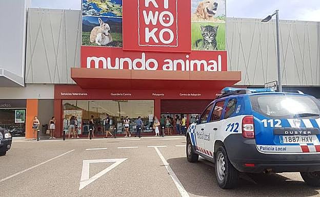 Imagen del aparcamiento de Río Shopping tras la llamada de alerta