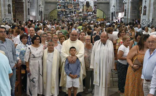 El primer sacerdote que adoptó un niño en España cambia de destino