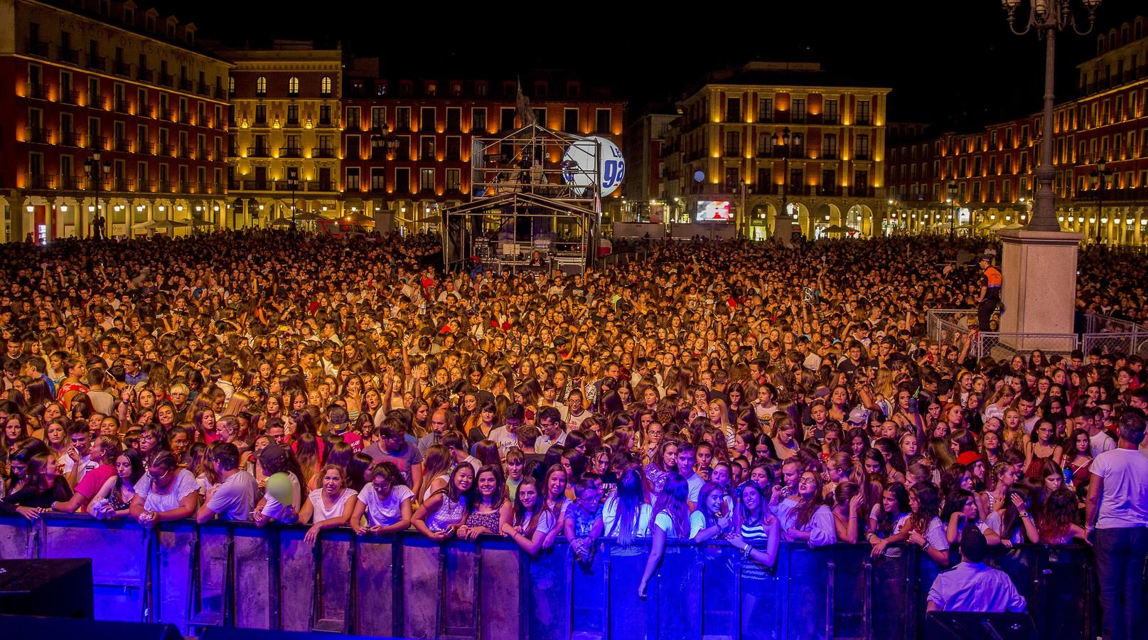 El cantante sevillano, poeta con millones de reproducciones en Youtube, tomó la lección de sus canciones a miles de fieles vallisoletanos