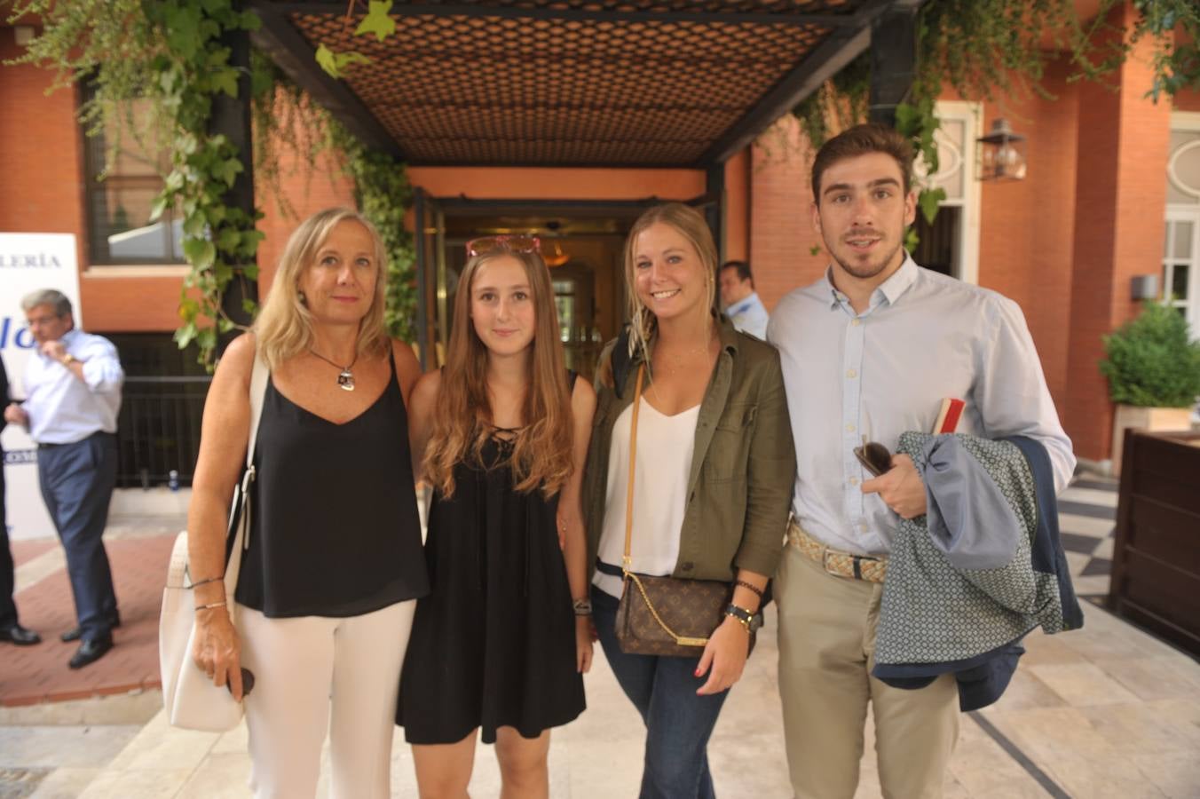 Ana Alonso, de El Norte de Castilla, con Paula Sambade, Marta Peláez y Alberto Sambade.