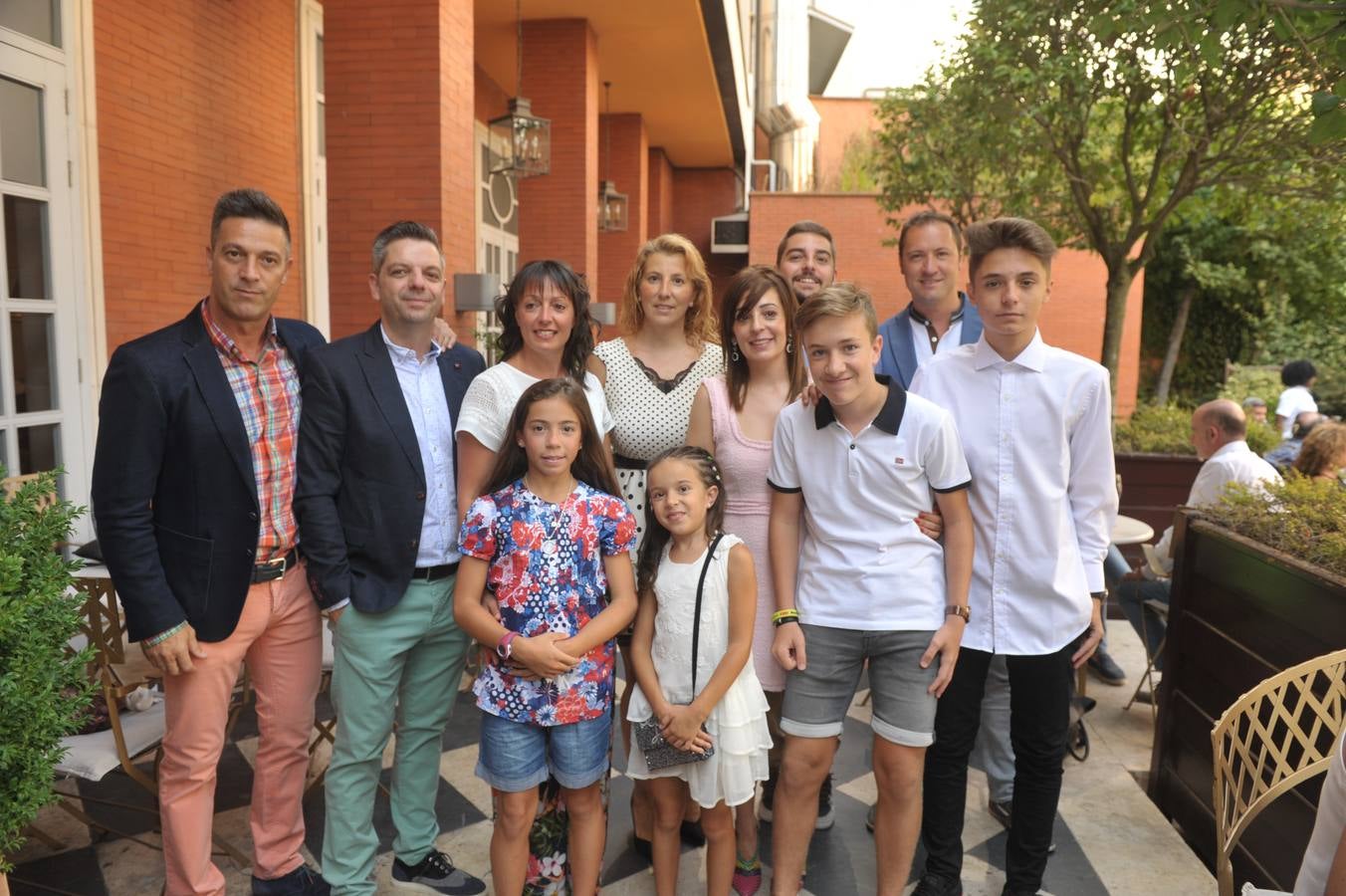 La familia de Acovall. Hugo Rodríguez, Óscar Rodríguez, Cristina Brime, Ana Isabel Castro, Begoña Cuesta, Cristian Rodríguez, Raúl Giganto y Jonatan Rodríguez. En primer plano, Luna, Iris y Óscar.