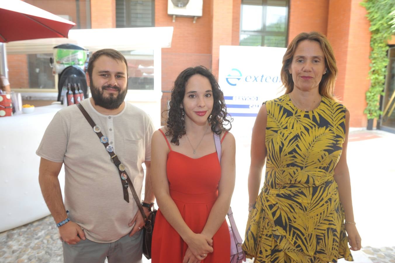 Daniel San Miguel y Laura Oreja, de Lápiz y Ratón Estudio, con María Pérez, de El Norte.