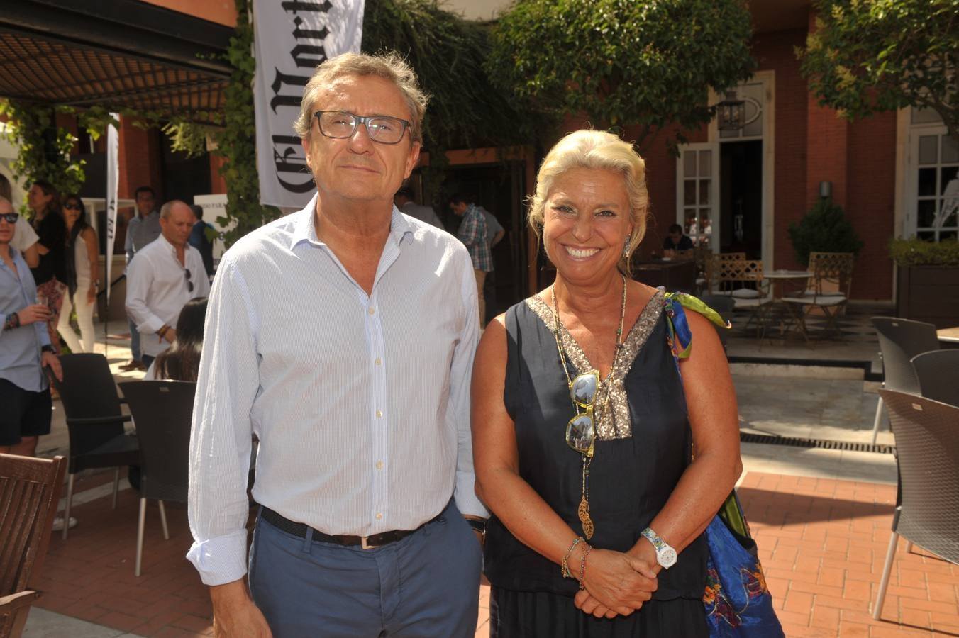 José Luis Almudí, presidente del Colegio de Médicos, con la vicepresidenta de la entidad, Raquel Blasco.