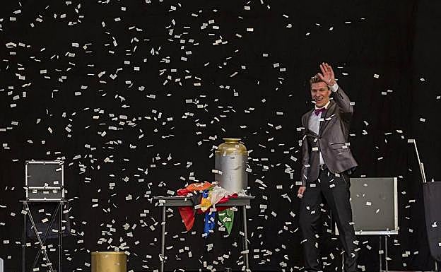 El Mago Toño al acabar su espectáculo. 
