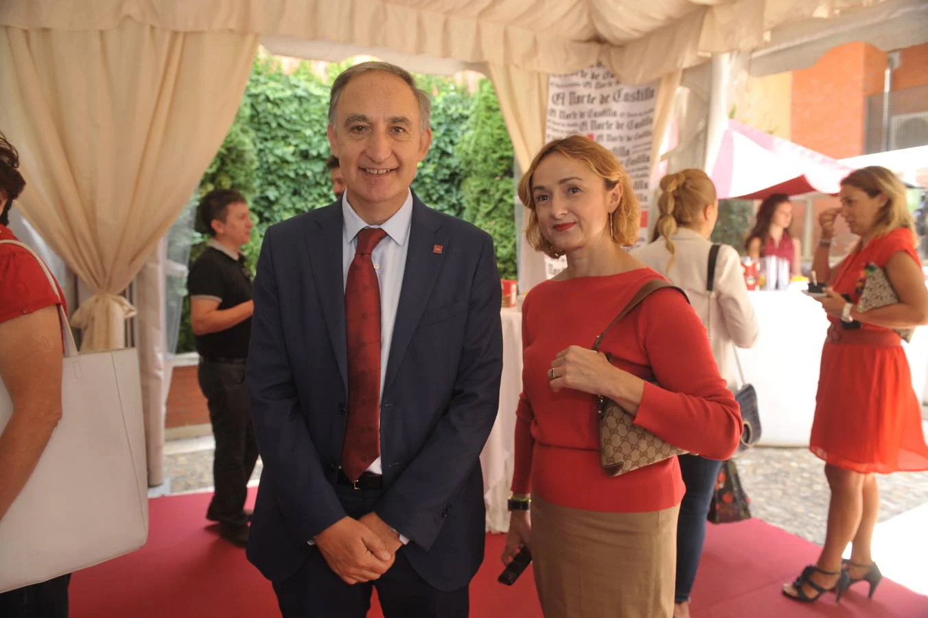 El rector de la Universidad de Valladolid, Antonio Largo, y la vicerrectora Carmen Vaquero.