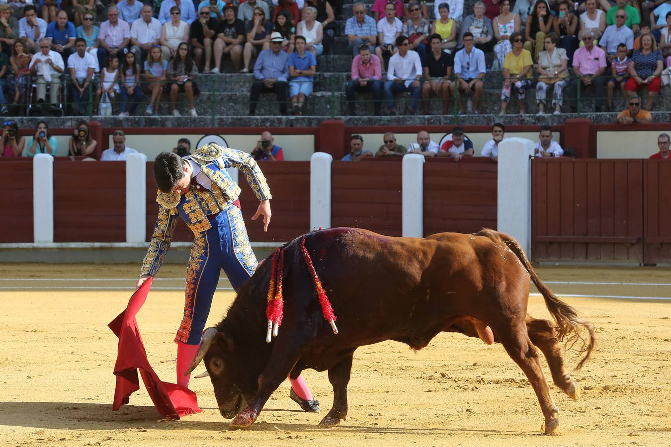 El navarro cortó tres orejas; Alfonso Ortiz se fue de vacío y Darío Domínguez escuchó tres avisos