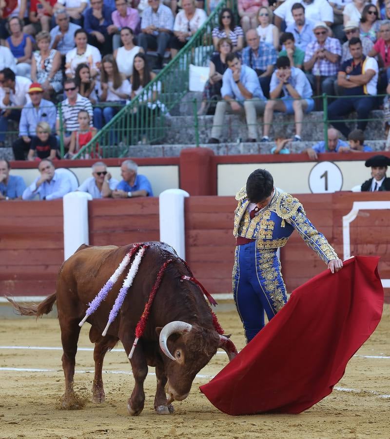 El navarro cortó tres orejas; Alfonso Ortiz se fue de vacío y Darío Domínguez escuchó tres avisos