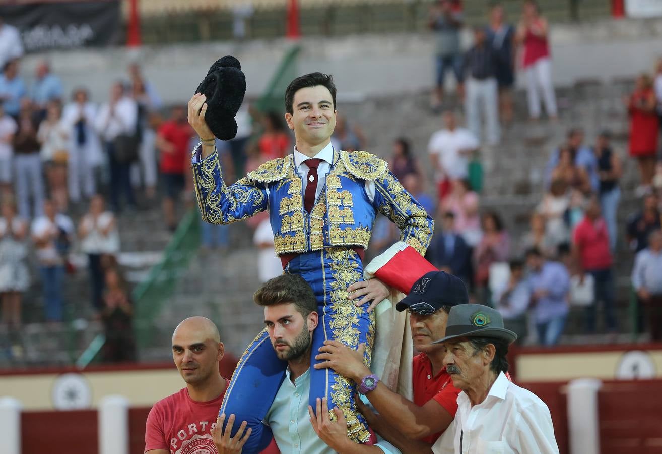 El navarro cortó tres orejas; Alfonso Ortiz se fue de vacío y Darío Domínguez escuchó tres avisos