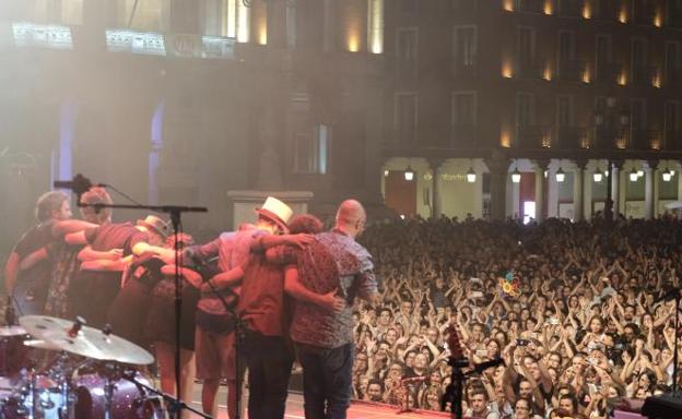 Rozalén y su banda saludan al público, que volvió a abarrotar la Plaza Mayor.