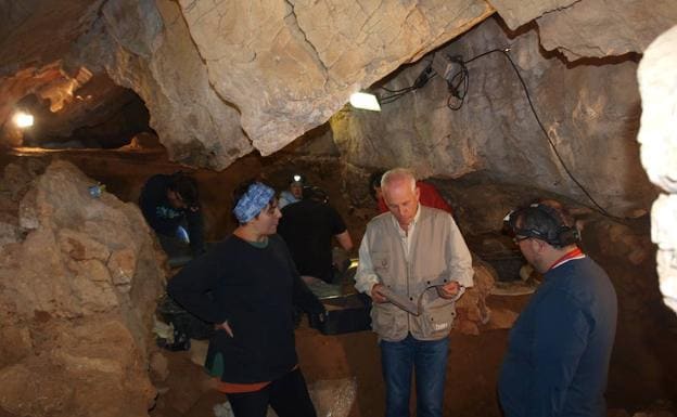 Luis Domingo, en el centro, junto a dos arqueólogos en la Cueva Guantes