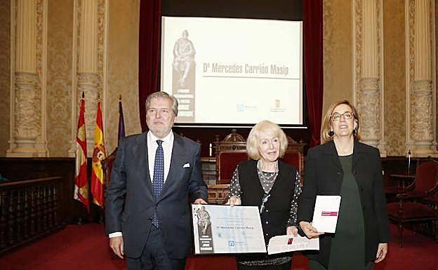 Mercedes Carrión, ganadora del premio el año pasado, flanqueada por el ministro Iñigo Méndez de Vigo y Ángeles Armisén
