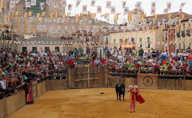 La plaza de toros de Turégano, repleta ante la faena de 'Parrita'