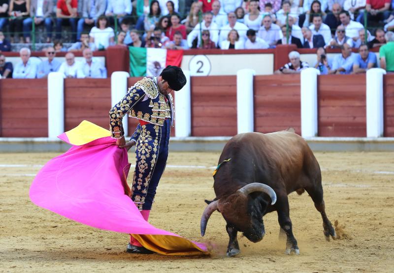 Emilio de Justo remata con el capote y a pies juntos tras el saludo al primero de su lote