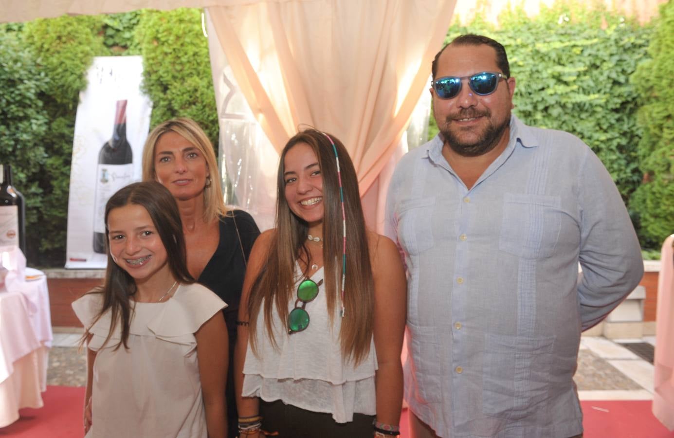 Noelia García y Álvaro Ares (Delta T) con sus hijas, Elisa y Alejandra.