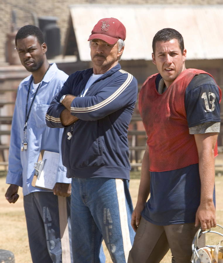 Chris Rock, Burt Reynolds y Adam Sandler (i a d), en una escena de la película '"El clan de los rompehuesos' (2005). 