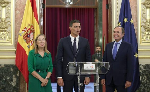 El presidente del Gobierno, Pedro Sánchez, acompañado por la presidenta del Congreso, Ana Pastor, y el presidente del Senado, Pío García-Escudero en la presentación de los actos. 