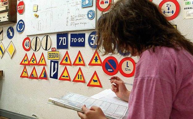 Un 70% de los que se examinan del carné en verano en Segovia proceden de Madrid