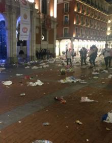 Imagen secundaria 2 - Kilos de basura después del concierto de C. Tangana en la Plaza Mayor