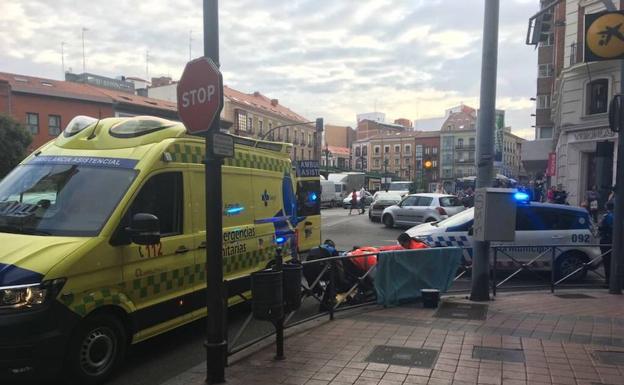 Los sanitarios atienden a la víctima en el cruce.