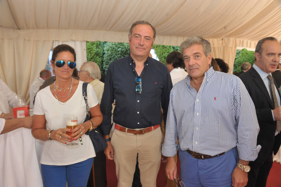 El director general de El Norte de Castilla, Ángel de las Heras, con María Antonia San José y Jesús Pedro Diéguez, de Mutua Montañesa.
