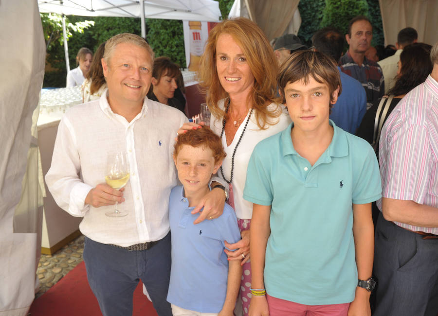 Hugo García y Marta Martín, de Ribera de Castilla, con Nacho y Hugo.