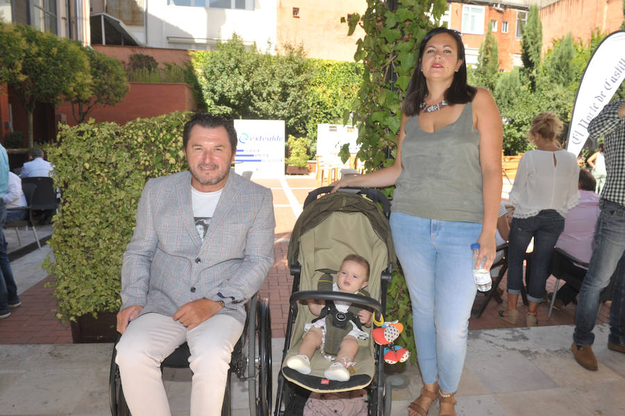 Francisco Sardón y y María Hernández, de Predif, con el pequeño Zoe.