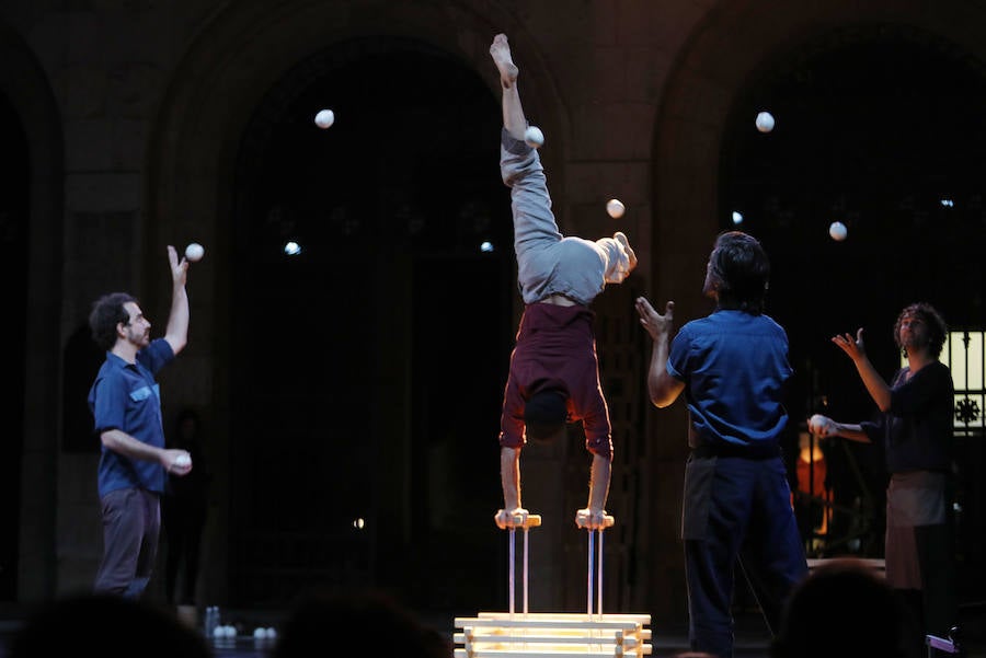 Fotos: Espectáculo de circo contemporáneo en la Plaza Mayor de Palencia