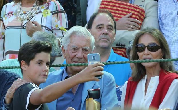 Mario Vargas Llosa e Isabel Preysler, este viernes en la Plaza de Toros de Valladolid.