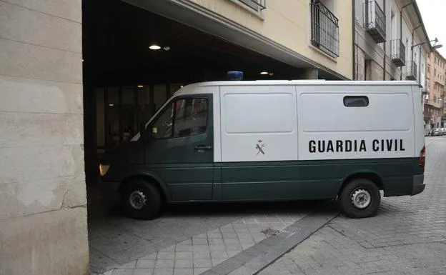Furgón de la Guardia Civil entra en la sede de los Juzgados de Valladolid. 