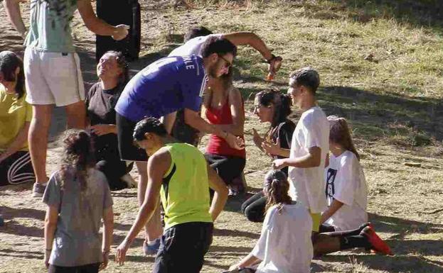 Varios alumnos de primer curso son sometidos a una novatada.