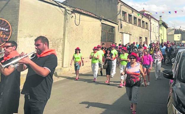 Decenas de vecinos ataviados de peñistas desfilaron por las calles del municipio.