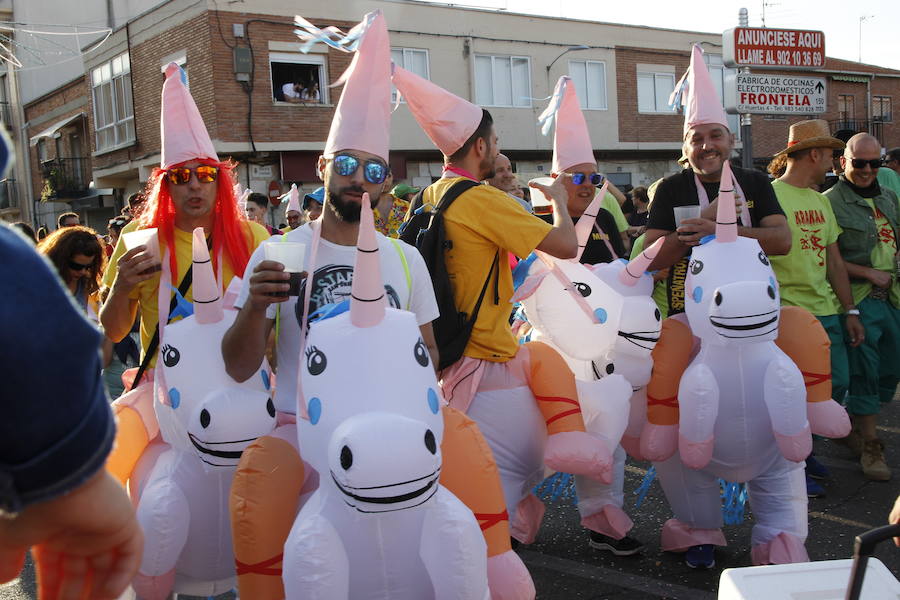 Fotos: El pregón y el desfile de peñas inauguran las fiestas de Laguna de Duero 2018