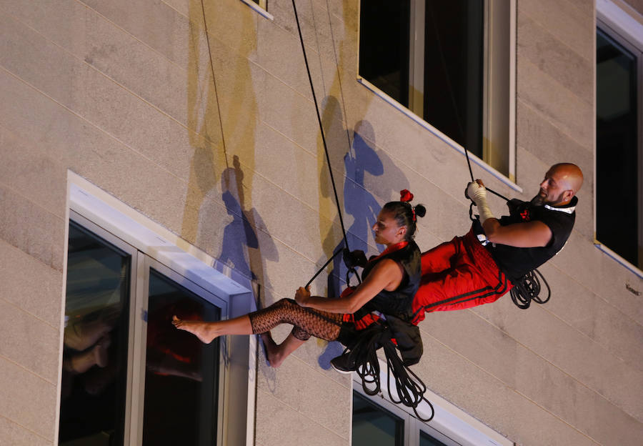 Fotos: Espectáculo de danza vertical en la plaza Pintor Caneja