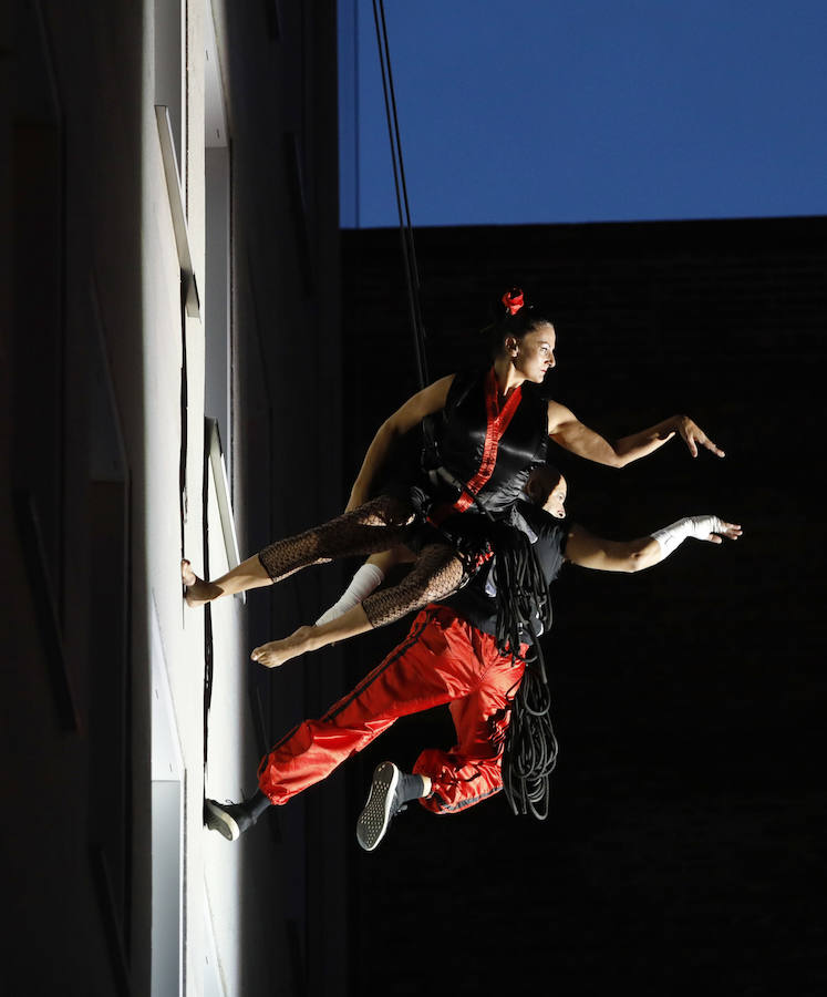 Fotos: Espectáculo de danza vertical en la plaza Pintor Caneja