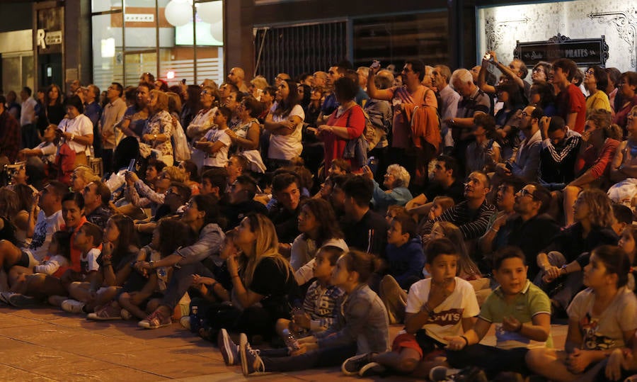 Fotos: Espectáculo de danza vertical en la plaza Pintor Caneja