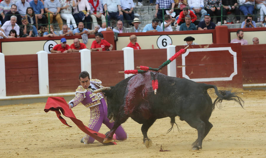 Padilla sufrió una terrible cogida, pero se repuso y abrió la Puerta Grande del coso vallisoletano acompañado de El Fandi, mientras que Ferrera cortó una oreja