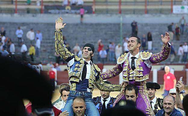 Galería. Padilla y El Fandi, a hombros en la plaza vallisoletana.