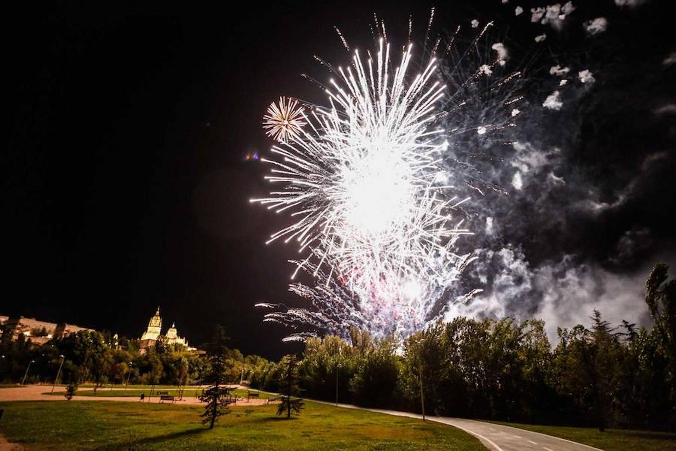 Fotos: Los fuegos Artificiales encienden las fiestas en Salamanca