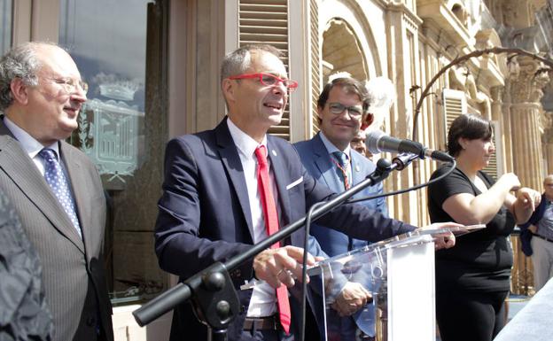 Ricardo Rivero, se dirige a los salmantinos desde el balcón del Ayuntamiento.