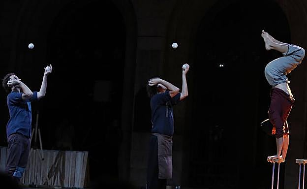 Los miembros de la compañía Nue.